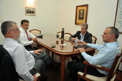 Trabajan para conmemorar los diez a�os de la asunci�n de N�stor Kirchner