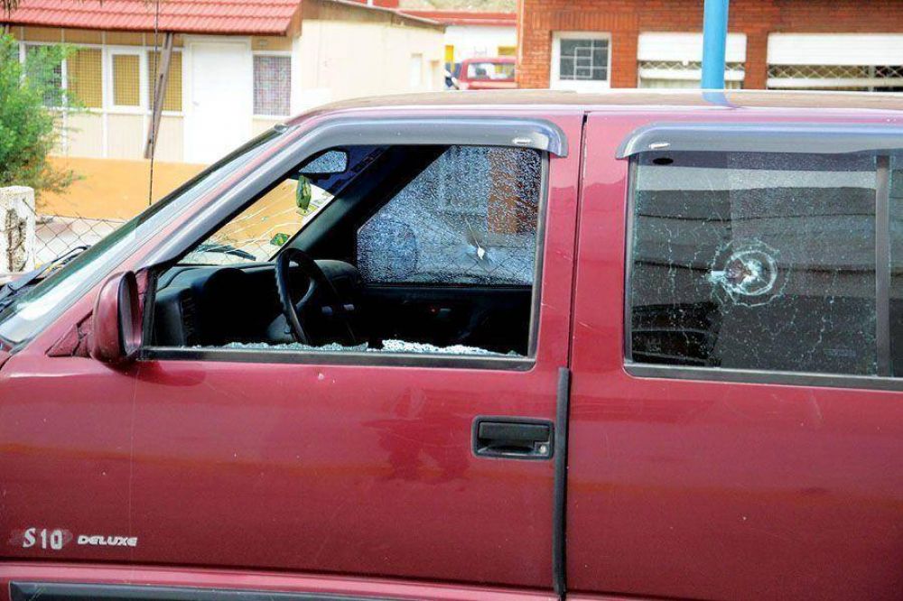 Acribillan a balazos una camioneta y de milagro solo hieren levemente a una mujer