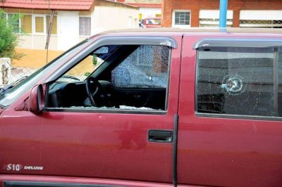 Acribillan a balazos una camioneta y de milagro solo hieren levemente a una mujer