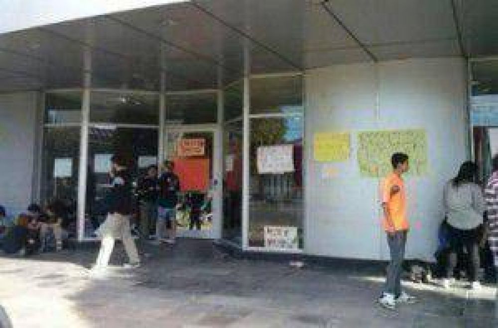 Los estudiantes anunciaron que contin�an con la toma del Consejo Escolar y que realizar�n cortes de calles y una marcha