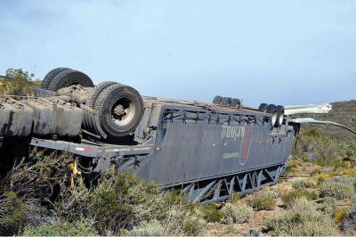 Muere un hombre al volcar un cami�n en la Ruta 3