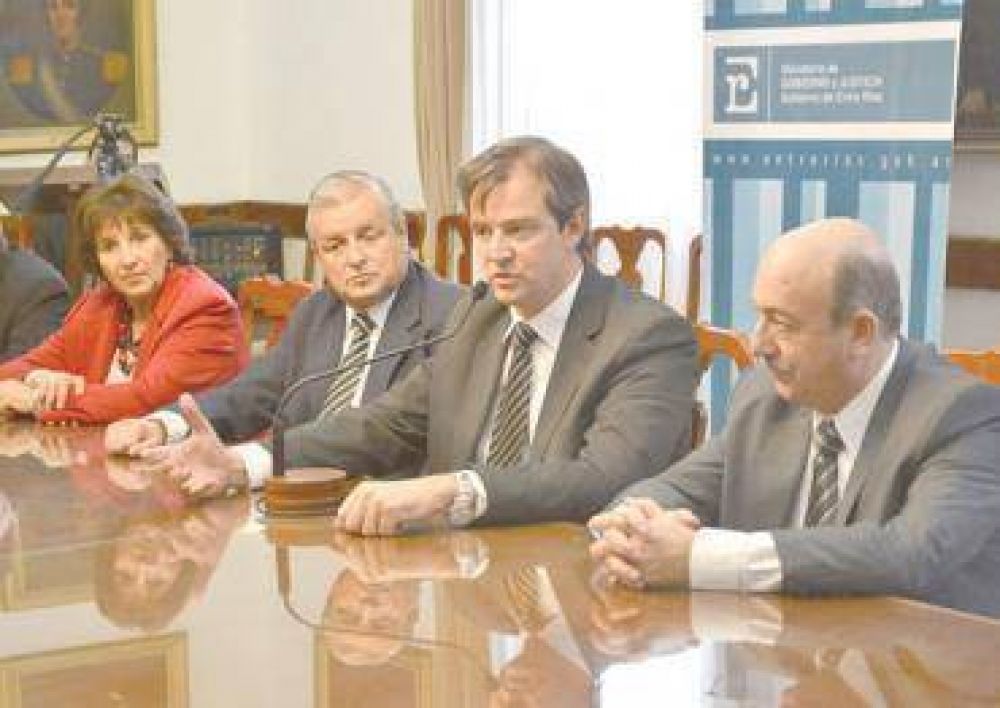 Firmaron convenio por el cual futuros polic�as terminar�n su secundario