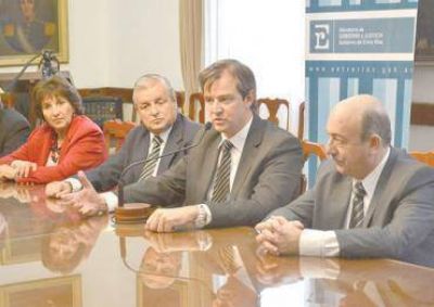 Firmaron convenio por el cual futuros polic�as terminar�n su secundario
