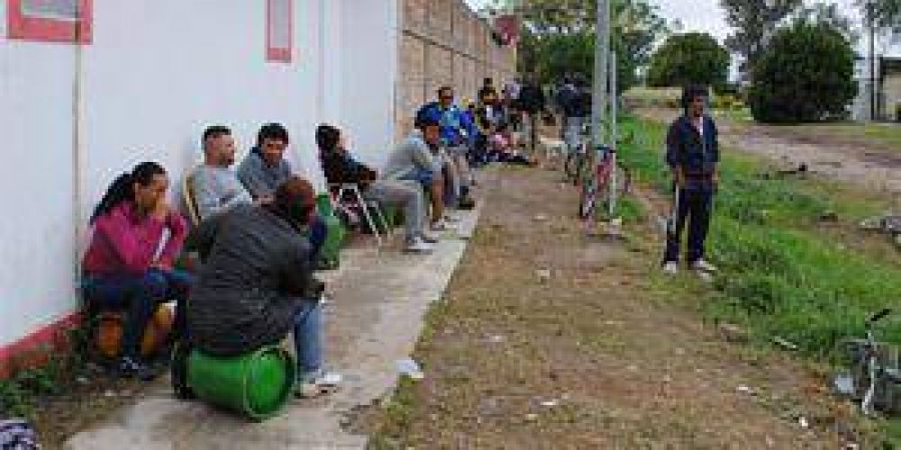 Siguen las largas filas por un tubo de gas