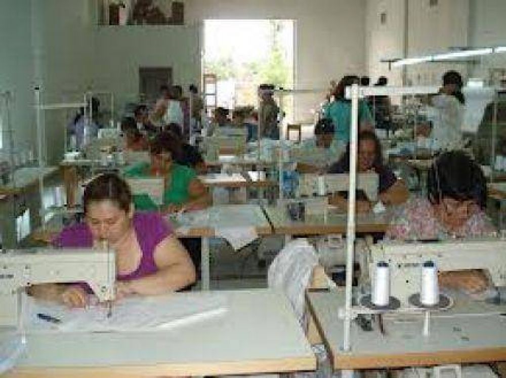 El gobierno firmo convenio con cooperativas textiles para fabricar 10.000 juegos de sabanas para hospitales 