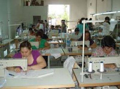 El gobierno firmo convenio con cooperativas textiles para fabricar 10.000 juegos de sabanas para hospitales 