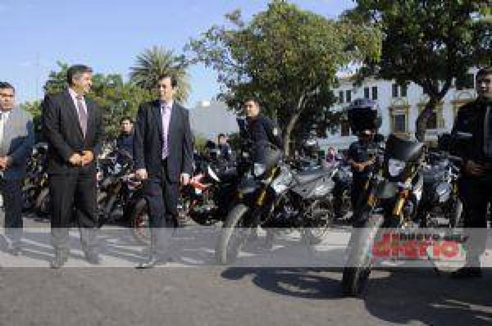 Zamora entreg� nuevas motos para la Polic�a de la Provincia