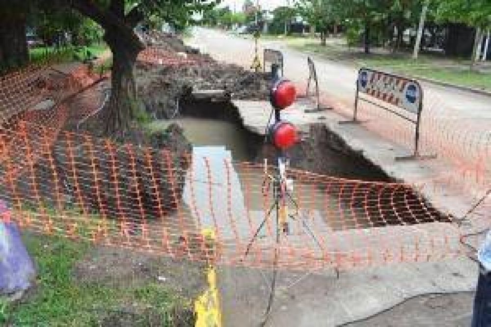 Reclamo por obra de SAMEEP que rompi� el pavimento nuevo de calle Fray Bertaca