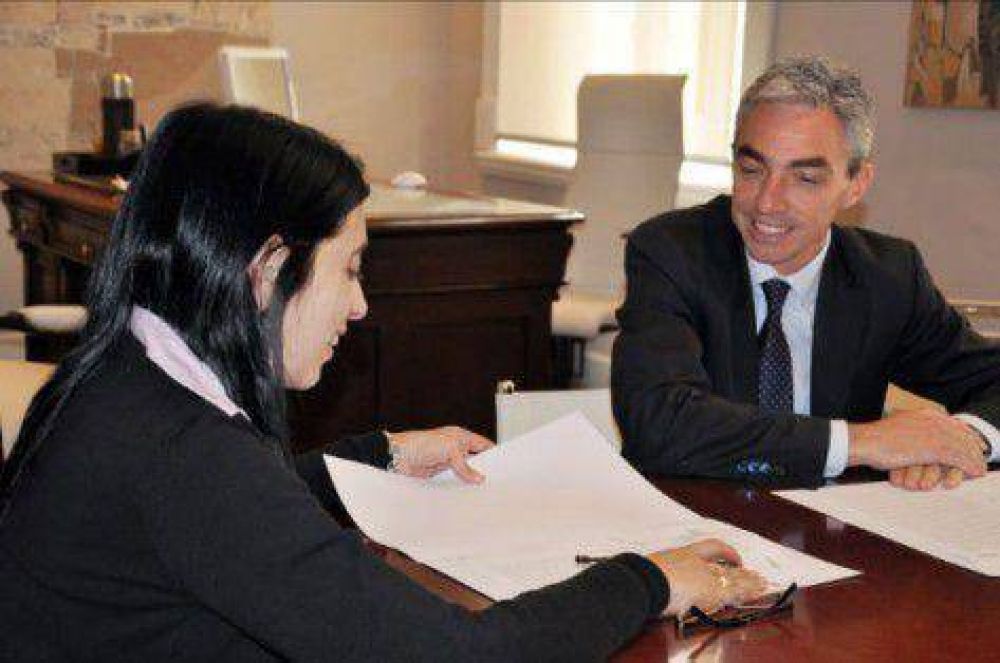 El Intendente Mario Meoni firm� un convenio con la UNNOBA