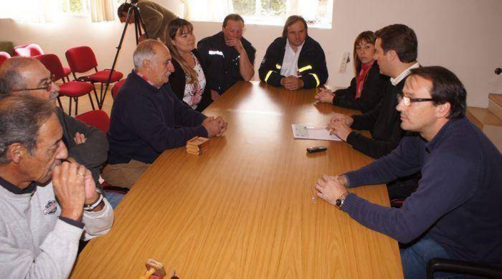 Entregaron aportes econ�micos a bomberos del distrito