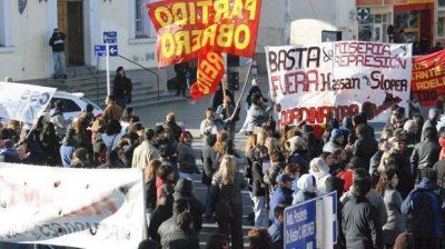 Masiva movilizaci�n de estatales en Gallegos por la represi�n del viernes