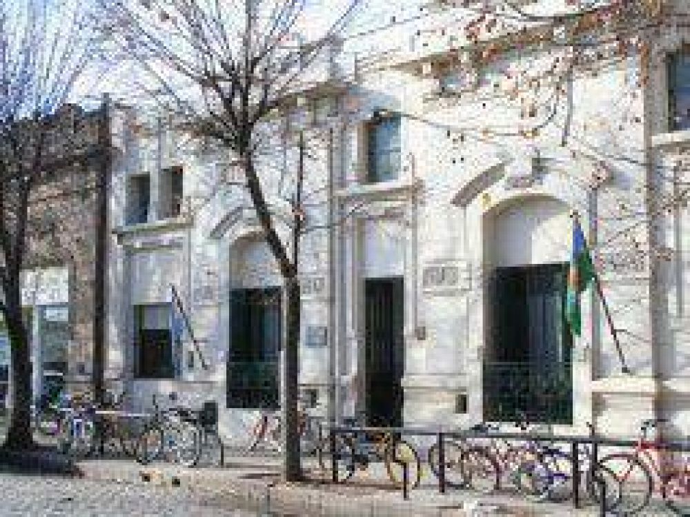 Coronel Su�rez: Alumnos casi prenden fuego la escuela durante los festejos de egresados
