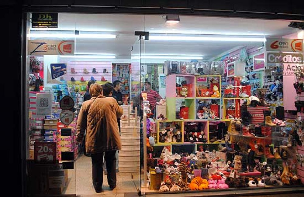 Se llev� la caja registradora de una zapater�a en pleno centro