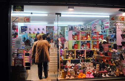 Se llev� la caja registradora de una zapater�a en pleno centro