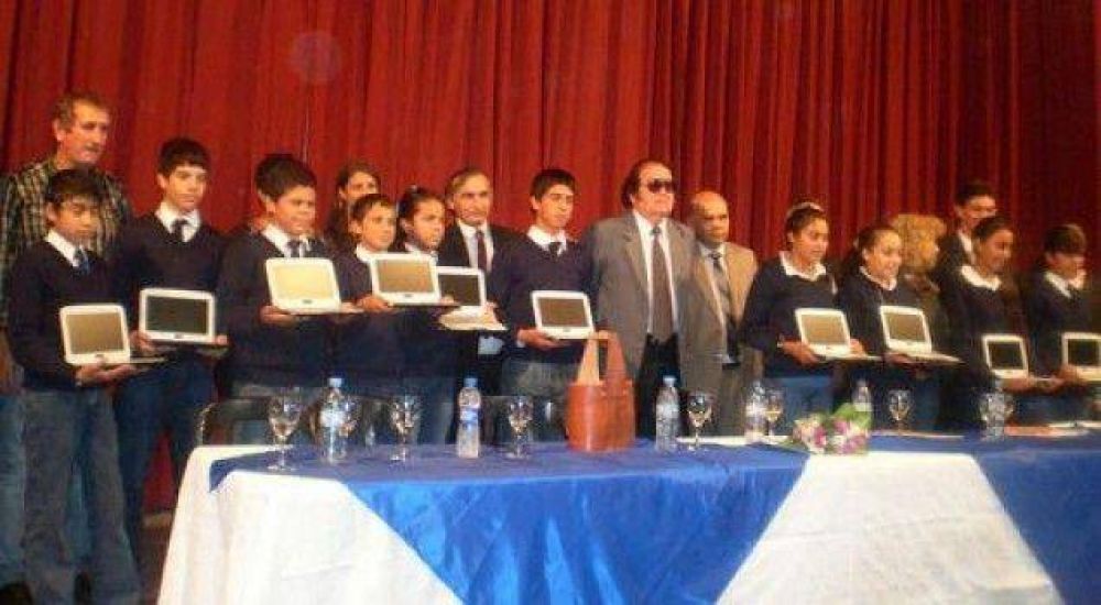 Entrega de netbooks y guardapolvos en Las Garcitas