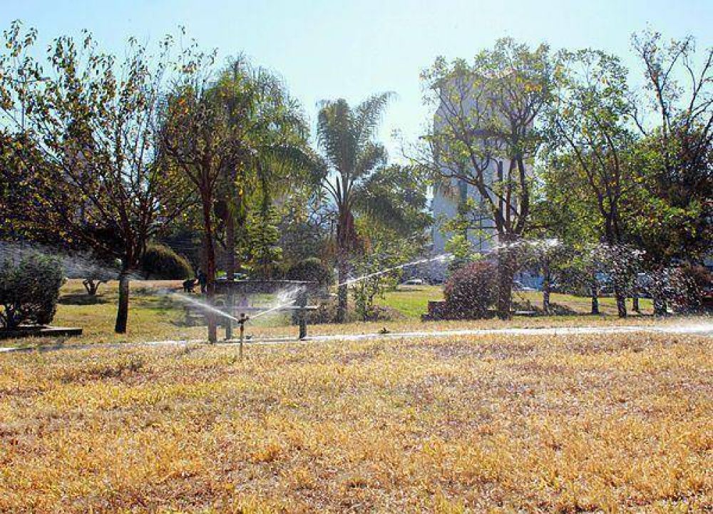 Estrenaron el riego por aspersi�n en el parque San Mart�n