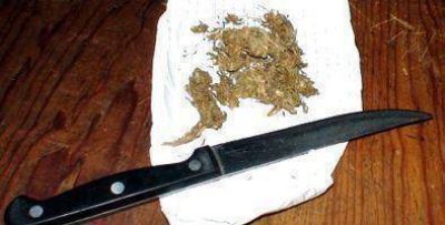 Dos sospechosos con un arma blanca y marihuana