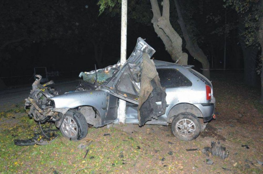 TRAS CHOCAR CONTRA PARTE DE UN �RBOL Y UNA COLUMNA DE ALUMBRADO, MURI� UNA PERSONA DE ROQUE P�REZ. FUE EN EL ACCESO PEDRO GUTI�RREZ