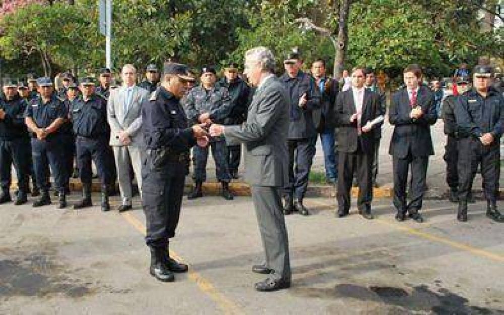 Ministerio de Gobierno entreg� nuevos veh�culos a la Polic�a