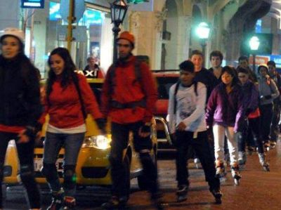 Un candidato a concejal quiere prohibir los skates y rollers en las calles rosarinas
