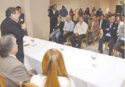 Firmaron contratos de ejecuci�n para construir 490 viviendas