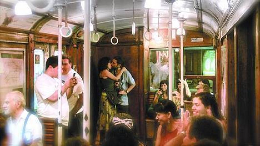 Un argentino viaja por el mundo �cazando� besos con su c�mara