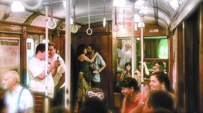 Un argentino viaja por el mundo �cazando� besos con su c�mara