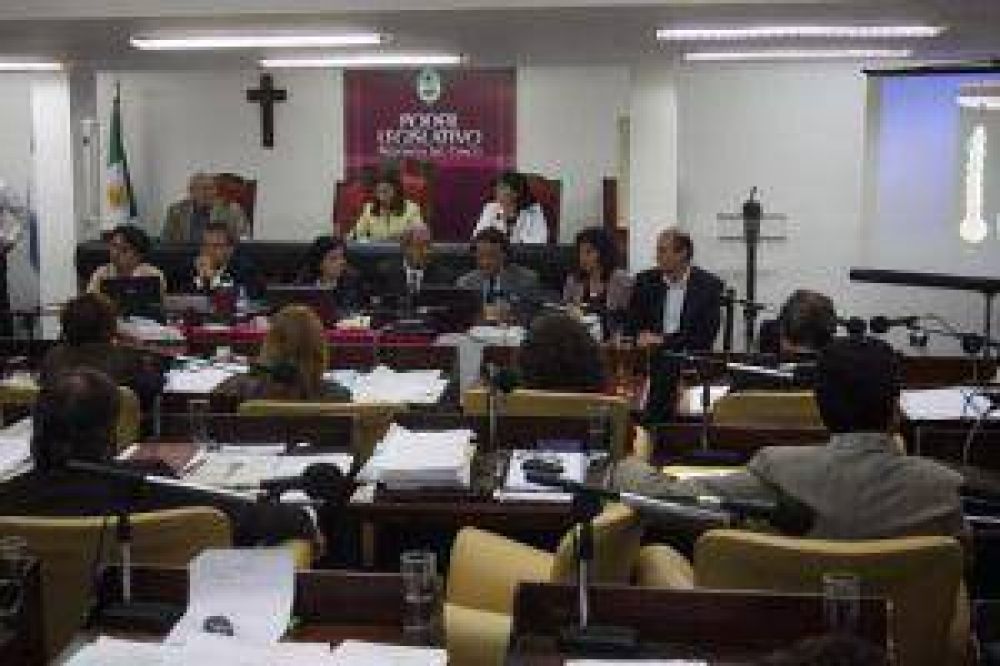 La extensa interpelaci�n provoc� fuertes cruces verbales y hasta el pedido de renuncia de la ministra 