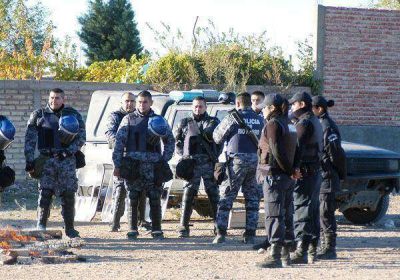 Toma, desalojo y protesta en Las Perlas 
