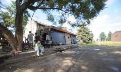 En el sur, los asentamientos copan las v�as