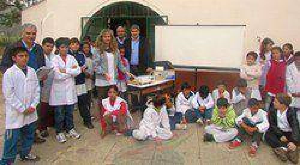  EQUIPAMIENTO PARA LA ESCUELA YAPEY 