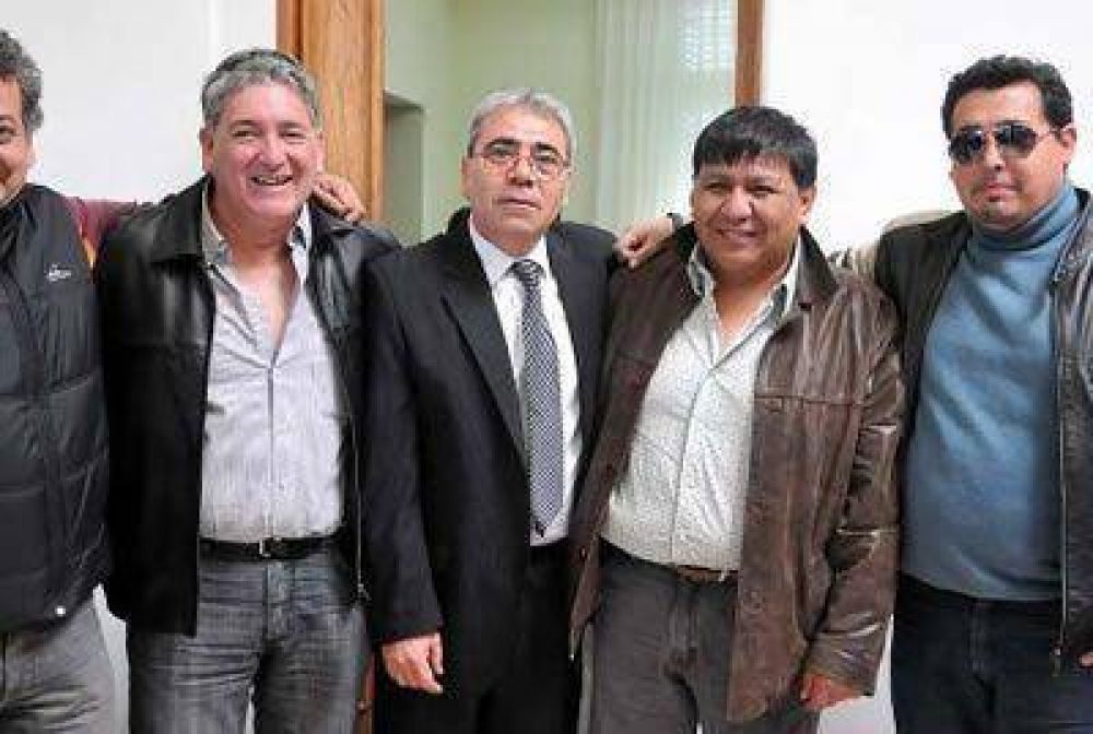 Paz el pre candidato que menos duro: Los petroleros quieren un diputado en la lista del PJ