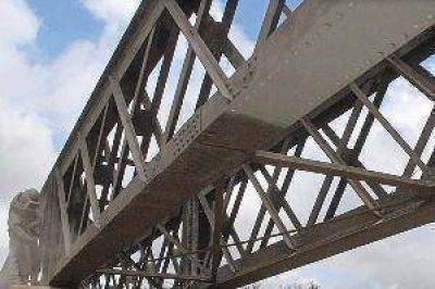 Tren al Desarrollo: comenzaron los trabajos de arenado en el Puente Negro