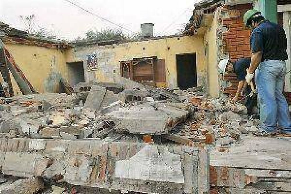 Tremendo susto de una familia al caerse el techo