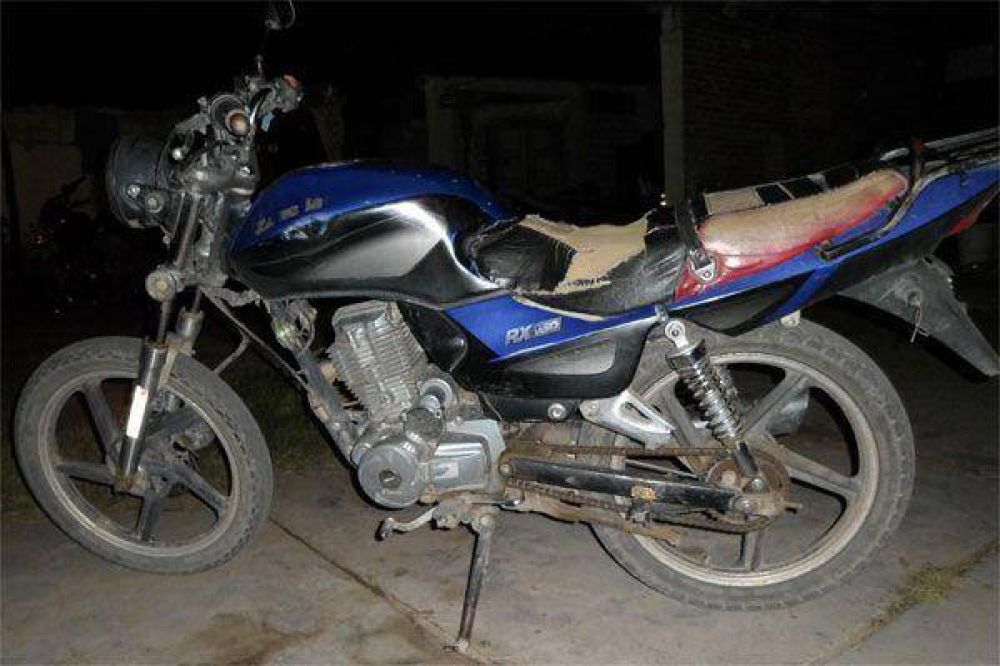 Una mujer result� herida al chocar con su moto