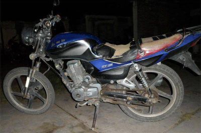 Una mujer result� herida al chocar con su moto
