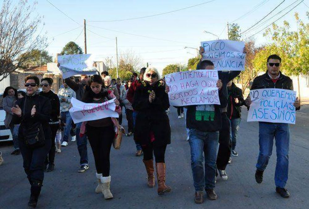 Manifestaci�n en la casa del intendente de Toay y en la comisar�a por abusos policiales