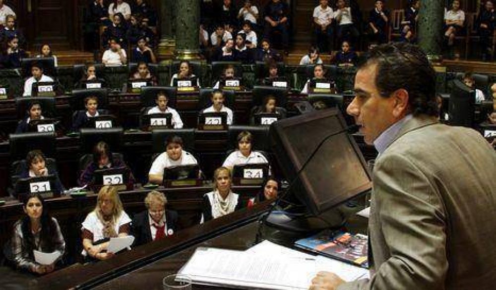 "La democracia est� viva en las escuelas"