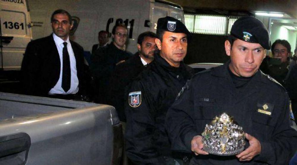 Apareci� �sana y salva� la corona de la Vendimia robada
