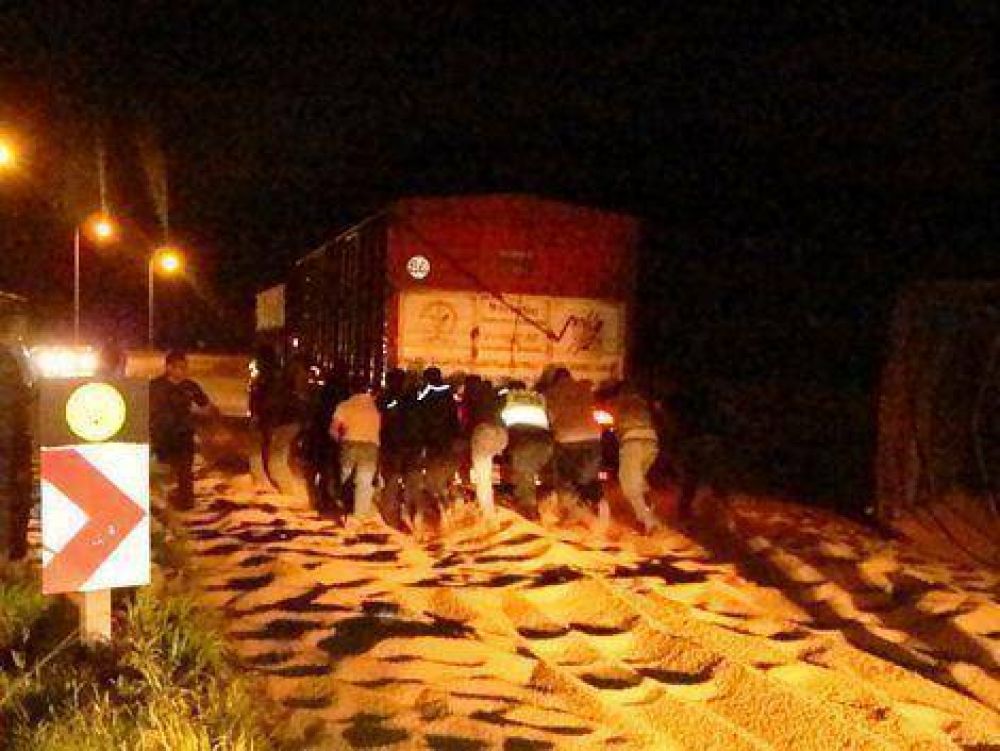 Volc� un acoplado cargado de soja en el cruce de las rutas 5 y 51 