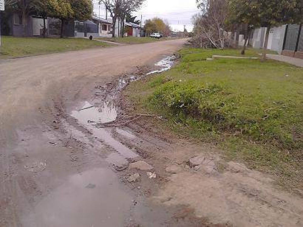 Vecinos reclaman una perdida descomunal de agua