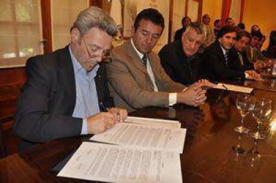 J�chal y Calingasta, con m�s redes de agua potable
