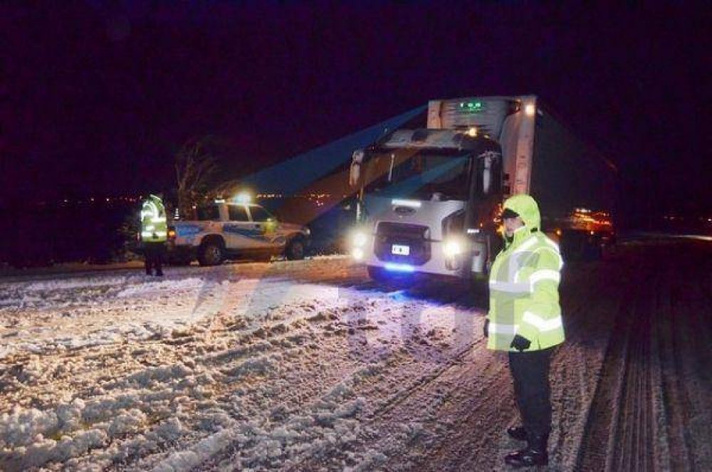 Nevadas ocasionan problemas en la ruta 3 con varios camiones cruzados 