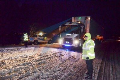 Nevadas ocasionan problemas en la ruta 3 con varios camiones cruzados 