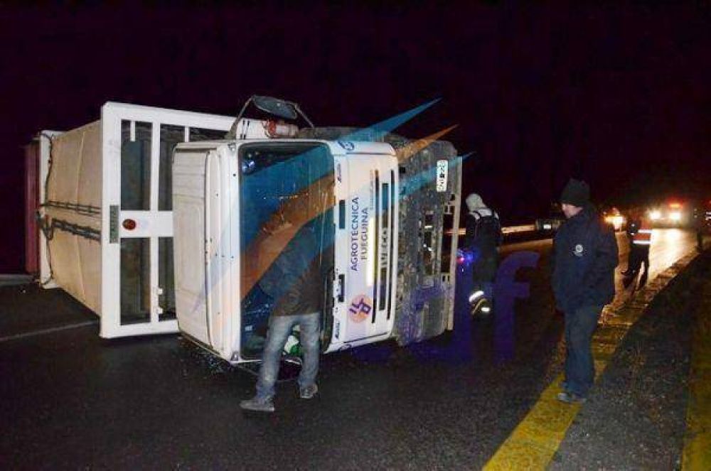 Volc� cami�n de Agrot�cnica por el estado resbaladizo de la ruta de circunvalaci�n