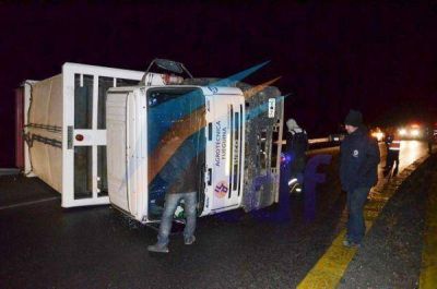 Volc� cami�n de Agrot�cnica por el estado resbaladizo de la ruta de circunvalaci�n