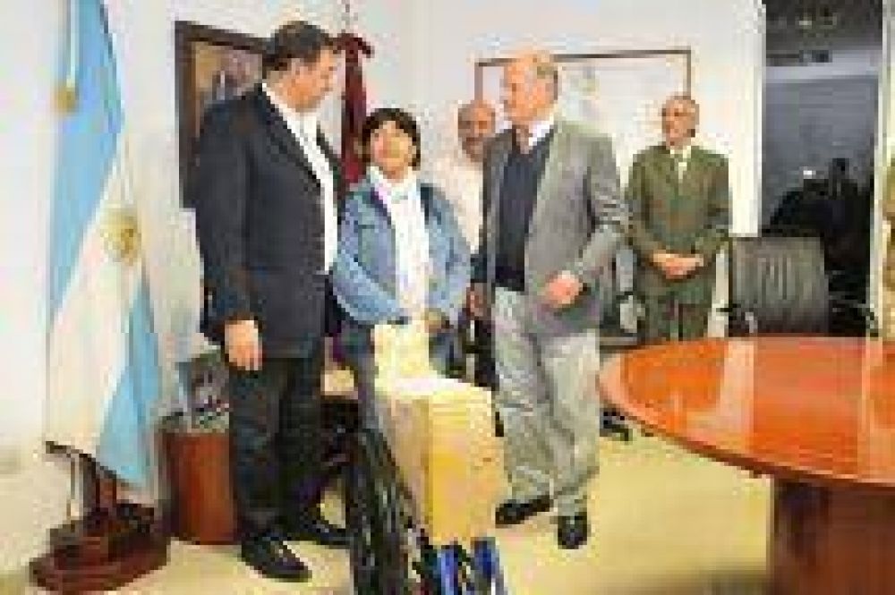 Acara ya don� 300 sillas de ruedas al gobierno del Intendente Miguel Isa
