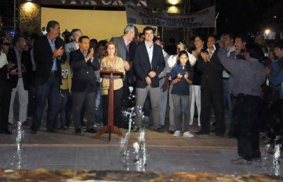 Se inaugur� una nueva estructura de agua y luces en la plaza central de Or�n