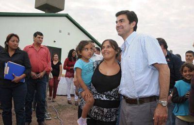 Noventa familias de Pichanal recibieron las llaves de su nueva vivienda