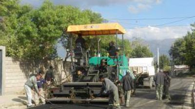 Comenzaron con los trabajos de pavimentaci�n en el Barrio Los Olivares